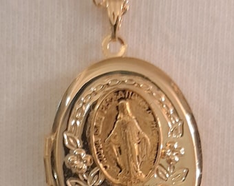 Hermoso collar con medallón ovalado con medalla religiosa de Nuestra Señora Milagrosa María Inmaculada en tono dorado con racimo de rosas en relieve