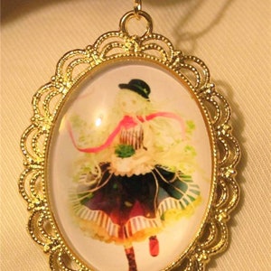 Delightful Double Scalloped Rim Lacy Goldtone Irish Lass Good Luck Clovers Glass Cameo Pendant Necklace