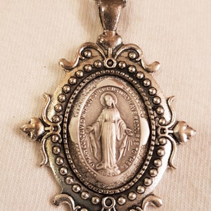Point Rimmed Swirl Festooned Unserer Lieben Frau Maria die Unbefleckte Empfängnis religiöse Medaille Silvertone Halskette Devotional
