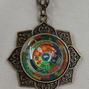 Punt Helling Bloemblaadje omrand Kleurrijk naast elkaar bestaan Multi-religieuze vrede Brasstone Spiritualiteit Dialoog Broederschap Hanger ketting