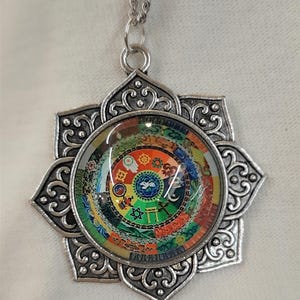Punt Helling Bloemblaadje omrand Kleurrijk naast elkaar bestaan Multi-religieuze vrede Silvertone Spiritualiteit Dialoog Broederschap Hanger ketting