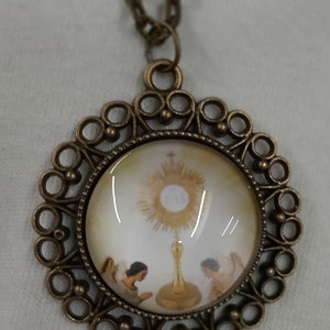 Lovely Lacy Round Picot Rim Two Angels Adoring the Eucharistic Monstrance Brasstone Religious Pendant Necklace