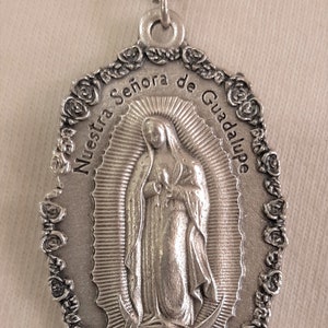 Hermoso collar devocional plateado con medalla cristiana de la Divina Misericordia de Nuestra Señora de Guadalupe con borde de rosa ovalado grande e inscripción en español