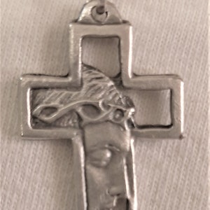 Striking Openwork Shiny Cross with Jesus Crown of Thorns Head of Christ Christian Pendant Medal Necklace