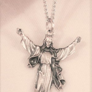 Lindo colar com pingente cristão devocional esculpido em forma de Cristo ressuscitado triunfante Jesus com medalha em tom prateado