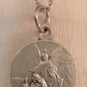 Lovely Etch Detailed Classic Guardian Angel Shepherding Children Across Bridge Religious Medal Necklace Communion Gift