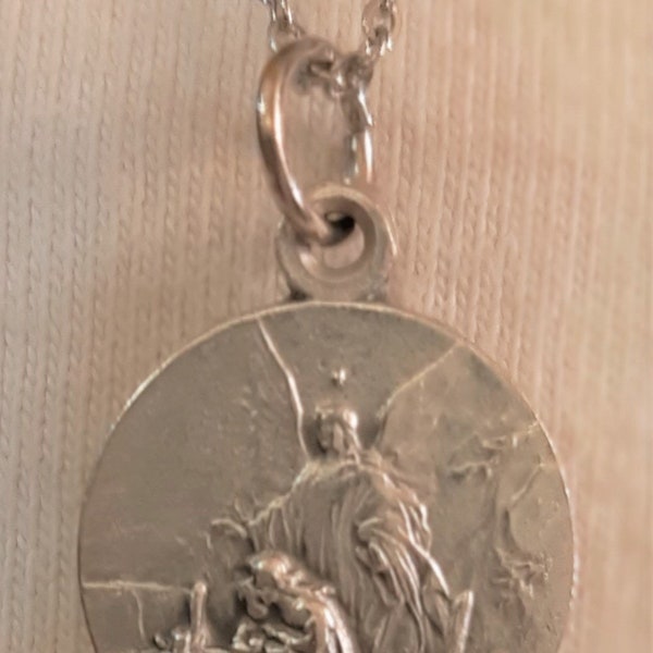 Lovely Etch Detailed Classic Guardian Angel Shepherding Children Across Bridge Religious Medal Necklace Communion Gift