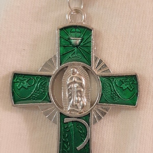 Bellissima collana con pendente a croce di Nostra Signora di Guadalupe, traforata di medie dimensioni, con finitura verde, tralci di calice Chi Rho Eucaristia