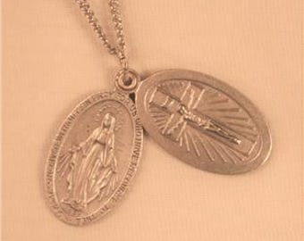 Hermoso collar con colgante religioso plateado con cruz de la Virgen María y San Cristóbal con grabado ovalado y estrella.