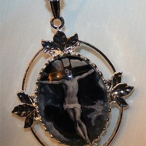 Striking Shiny Silvertone Black & White Crucifixion of Christ Picture Leaf Accented Cameo Medal Christian Religious Necklace