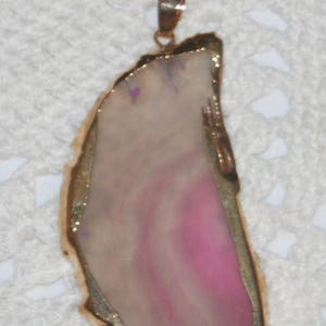 天然石のユニークな不透明な断面、岩石ジオードローズと淡いピンクの金メッキエッジネックレスペンダント、ゴールドトーン