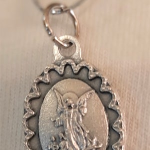 Hermoso grabado detallado Ondulado Con borde ovalado Silvertone Clásico Ángel de la Guarda Sheperding Niños Puente Medalla Religiosa Collar Cristiano