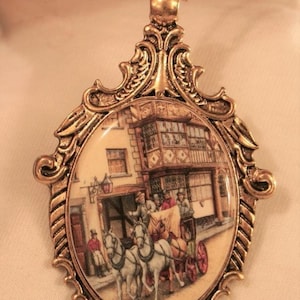 Incantevole in pendenza e roteato telaio città paese Stagecoach con cavalli in porcellana Cameo ciondolo collana