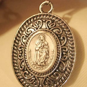 Precioso collar con colgante de medalla religiosa cristiana de Nuestra Señora de la Divina Providencia con borde ovalado grabado en español