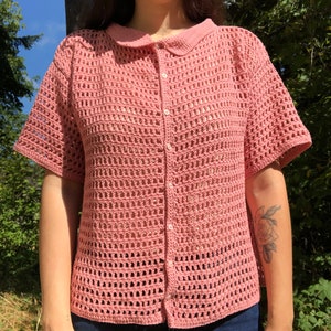 SIZE MEDIUM: Crochet mesh top, button up, collared, polo shirt, dusty pink, short sleeve, organic cotton, handmade, gender neutral, casual afbeelding 3