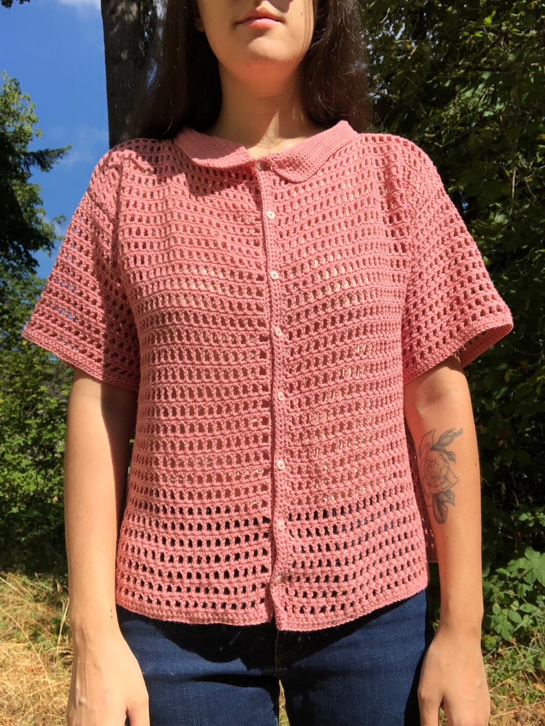 SIZE MEDIUM: Crochet mesh top, button up, collared, polo shirt, dusty pink, short sleeve, organic cotton, handmade, gender neutral, casual afbeelding 3