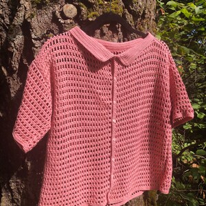 SIZE MEDIUM: Crochet mesh top, button up, collared, polo shirt, dusty pink, short sleeve, organic cotton, handmade, gender neutral, casual afbeelding 2