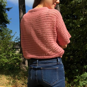 SIZE MEDIUM: Crochet mesh top, button up, collared, polo shirt, dusty pink, short sleeve, organic cotton, handmade, gender neutral, casual afbeelding 6