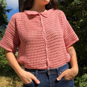 SIZE MEDIUM: Crochet mesh top, button up, collared, polo shirt, dusty pink, short sleeve, organic cotton, handmade, gender neutral, casual afbeelding 1