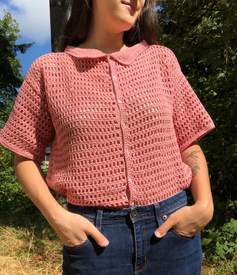 SIZE MEDIUM: Crochet mesh top, button up, collared, polo shirt, dusty pink, short sleeve, organic cotton, handmade, gender neutral, casual afbeelding 1