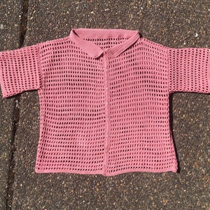 SIZE MEDIUM: Crochet mesh top, button up, collared, polo shirt, dusty pink, short sleeve, organic cotton, handmade, gender neutral, casual afbeelding 4