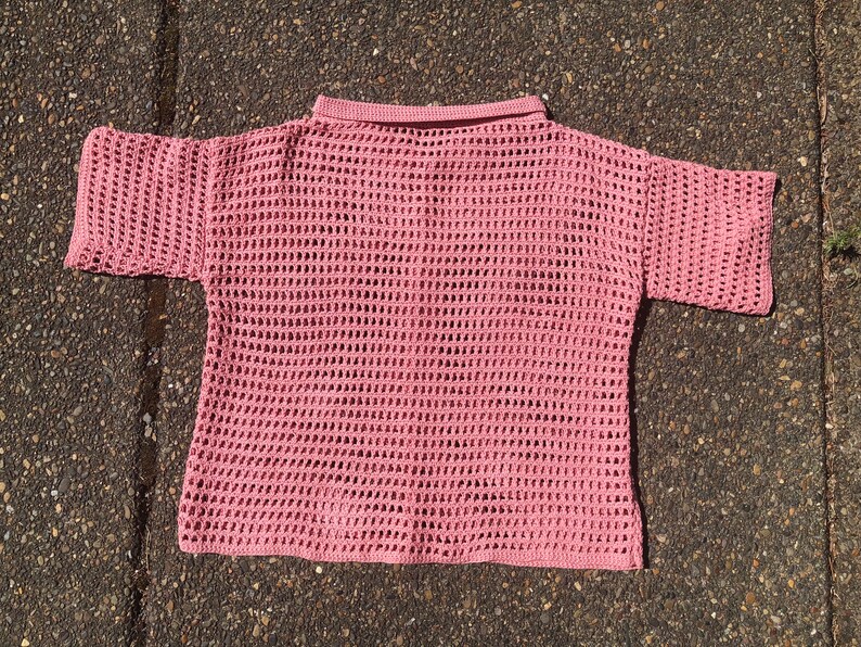 SIZE MEDIUM: Crochet mesh top, button up, collared, polo shirt, dusty pink, short sleeve, organic cotton, handmade, gender neutral, casual afbeelding 5