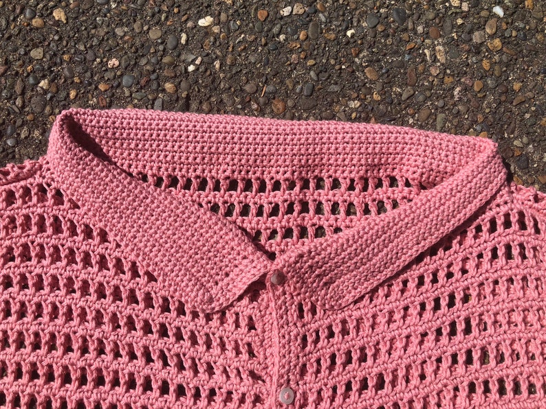 SIZE MEDIUM: Crochet mesh top, button up, collared, polo shirt, dusty pink, short sleeve, organic cotton, handmade, gender neutral, casual afbeelding 8