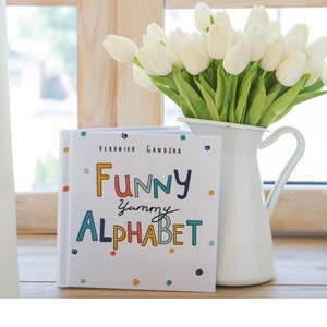 Livre d’alphabet pour des enfants avec des légumes et des fruits, livre anglais drôle d’alphabet délicieux pour des enfants.