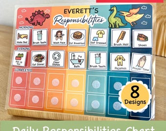 Könnte beinhalten: Ein laminierter Tagesablaufplan für Kinder mit bunten Quadraten und Bildern. Der Plan enthält Aufgaben wie Bett machen, Zähne putzen, Frühstück essen, Anziehen, Haare kämmen, Abendessen essen, Baden und vieles mehr. Der Plan soll Kindern helfen, ihren Tagesablauf zu lernen und sich daran zu erinnern. Der Plan ist mit "EVERETT'S Responsibilities" beschriftet und hat ein Dinosaurier-Design.