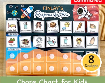 Könnte beinhalten: Ein laminierter Aufgabenplan für Kinder mit Weltraumthema. Der Plan zeigt eine Rakete, einen Astronauten und Planeten. Er enthält eine Liste der morgendlichen und abendlichen Aufgaben, wie z. B. Bett machen, Zähne putzen und Abendessen. Der Plan hat auch einen Bereich für erledigte Aufgaben, mit 12 Kreisen für Aufkleber oder Token.