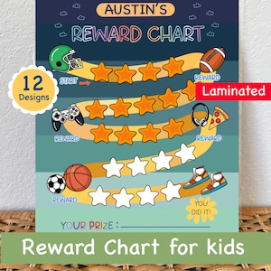Może przedstawiać: Laminowany wykres nagród dla dzieci, z niebiesko-zielonym tłem, gwiazdami i ilustracjami kasku futbolowego, kontrolera do gier wideo, piłki nożnej, koszykówki, słuchawek, pizzy, piłki nożnej i butów sportowych. Wykres zawiera tekst "Austin's Reward Chart".
