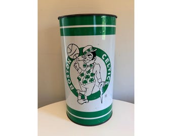 Papelera metálica vintage de los Boston Celtics de P&K Products, color verde y blanco.