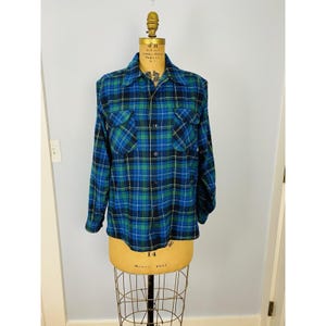 Camisa vintage Pendleton Board de lana a cuadros azul medio, cuello de lazo y bolsillo con solapa.