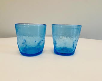 Conjunto de 2 copos vintage Blenko em vidro craquelado azul, estilo pincedo, em vidro artístico azul, da Blenko, estilo meados do século XX.