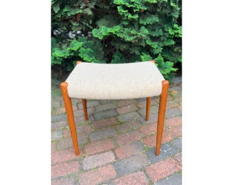 Taburete otomano tapizado en teca danesa J.L. Møller 80A, estilo moderno de mediados de siglo, fabricado en Dinamarca.