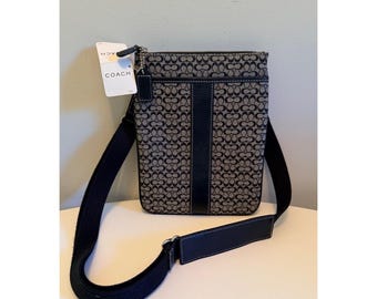 Bolso bandolera Coach Mini Signature Slim Swingpack vintage nuevo con etiquetas, año 2006, sin usar.