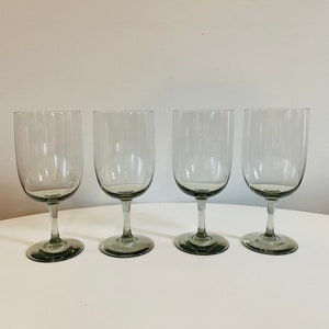 Bicchieri da vino in vetro fumé vintage, set da 4, bicchieri da vino moderni di metà secolo, articoli da bar vintage, articoli da bar di metà secolo, bicchiere da vino grigio fumé
