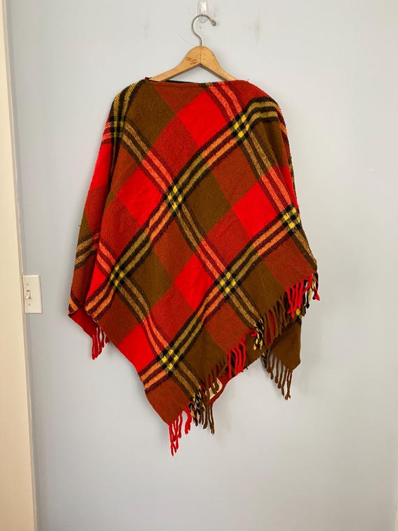 Vintage 1970s Red Plaid Poncho / Stadium Blanket, Zipper Neck, Wearable Blanket, Fringed Ends, Boho Poncho Blanket