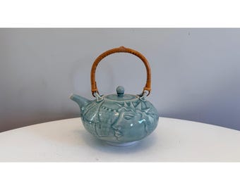 Scargo Pottery Ceramic Teapot Mary Holl / Harry Holl Celadon Figural Motif