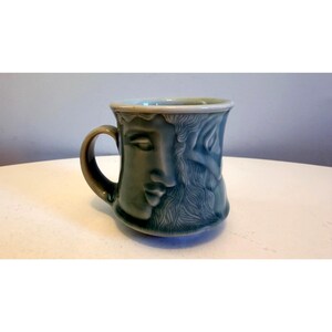 Vintage Scargo Keramik Keramikbecher Geprägte Gesichter Design Seladonglasur Signiert