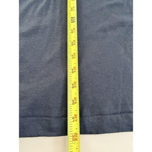 Może przedstawiać: Granatowa tkanina z ż&oacute;łtą miarką. Taśma pokazuje pomiary do 81 cm. Tkanina jest gładka i wydaje się być elementem odzieży lub tkaniny.