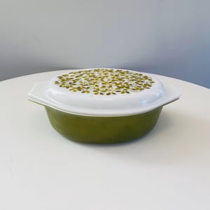 Pyrex Verde 2 1/2 Quart Oval Casserole Dish with Olive Lid - Vintage Mid Century Glass Ovenware - Avocado Green Pyrex
