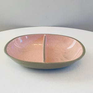 Op de afbeelding: Een verdeelde serveerschaal met een lichtgroene rand en een gespikkeld roze interieur.