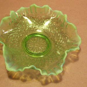 Vintage Jefferson Glass Dish, Many Loops, Antique Green Opalescent Jefferson Glass, Patrón 247, 1905 - 1908 - 2 disponible