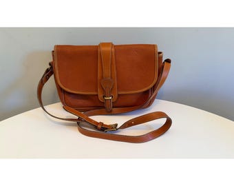 Bolso bandolera vintage Dooney & Bourke Equestrian en piel granulada color marrón británico.