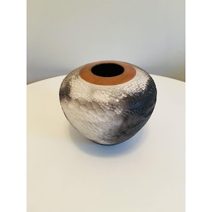 Jarrón de cerámica artística del estudio de Nancee Meeker, piel de serpiente fosilizada, 1985, firmado.