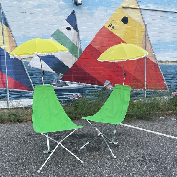 Vintage Pair of Mid Century Modern Folding Patio Chairs with Attached Umbrellas, Kohr Mini-Camp Chairs, Swiss Dracula Folding Deck Chair