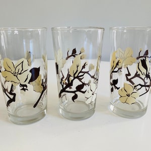 Vintage Mid Century Saftgläser, 3er Set, signierte Jamey, Magnolia Blumengläser, braune und weiße Blumenbecher, Marmeladenglas