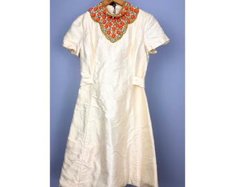 Vestido de cóctel vintage de los años 60 en seda color crema con detalles en turquesa y coral, talla XS.