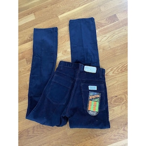 Op de afbeelding: Marineblauwe corduroy broek met een klassiek vijf-zakken ontwerp. De broek heeft een rechte pijp en een vintage uitstraling. Een label op de achterzak leest "The Acton Jeans".